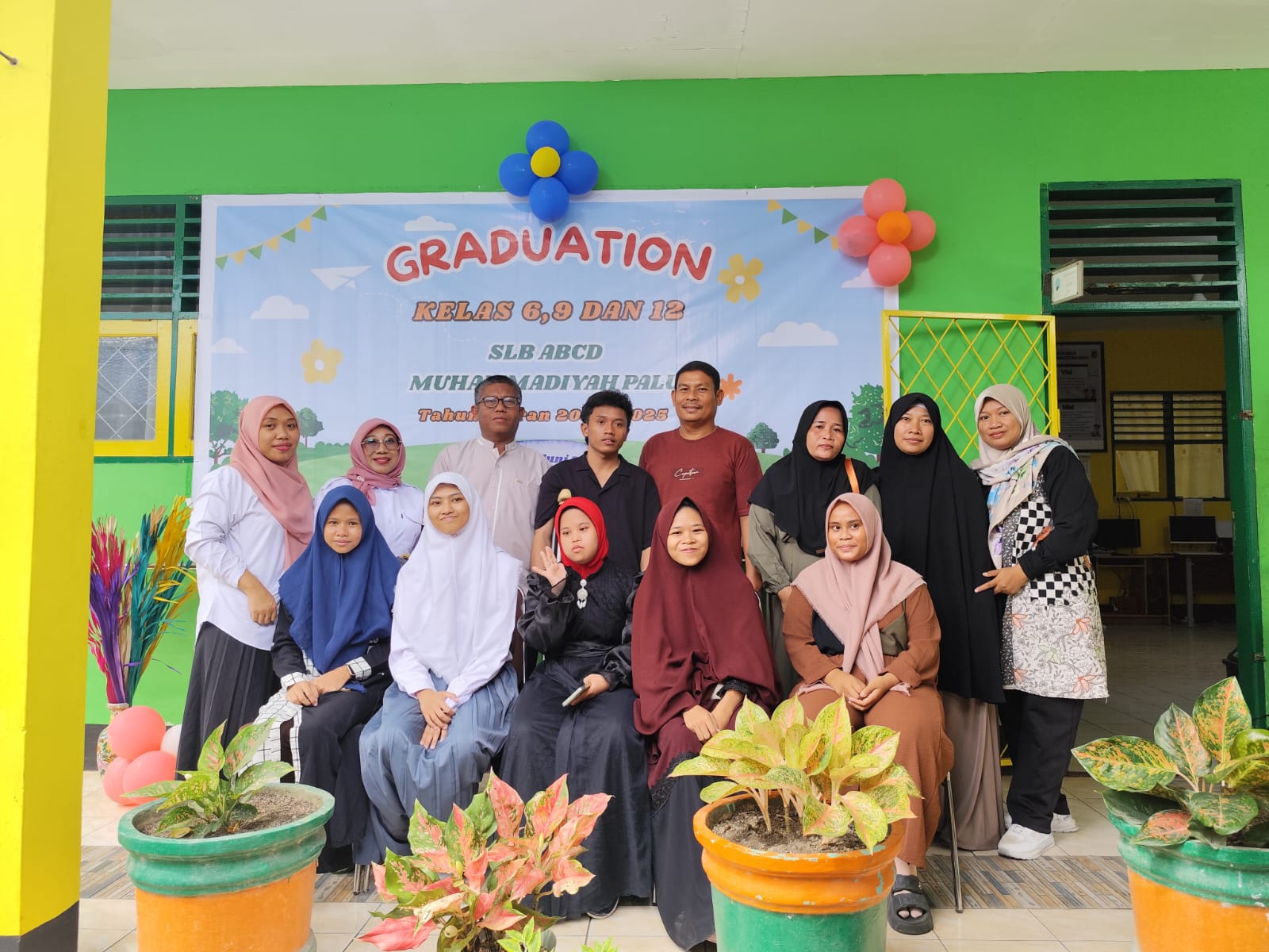 Foto Bersama Wali Kelas, Siswa SMALB dan Orang Tua